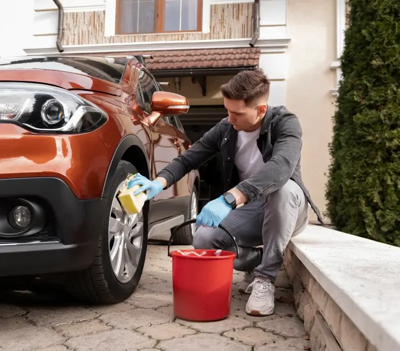 Lavage auto à domicile Thollon-les-Mémises : professionnel intervenant sur un véhicule